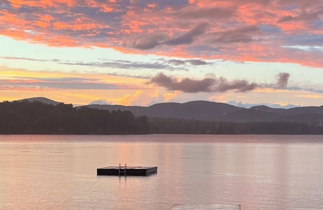 Rustic Lakeside Cottage w/natural sand beach, crystal-clear water! Pet-Friendly