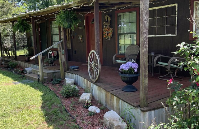 Rustic ranch retreat with private saltwater pool! Pool closed Nov1-March 30