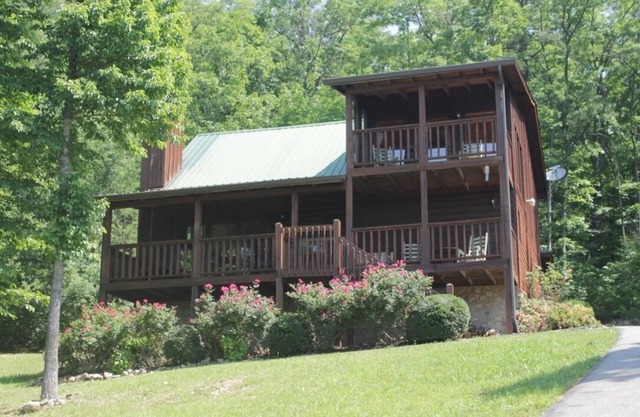 "Rustic Relaxation" Lodge with a Gorgeous View!