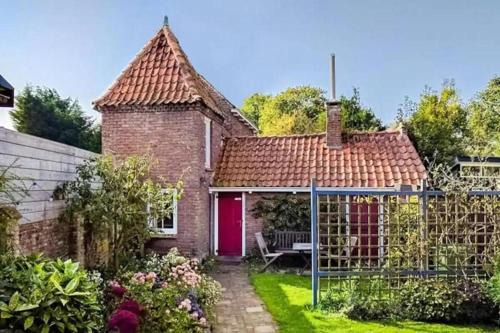 Rustic Retreat: Fireplace, BBQ, + Forest Access