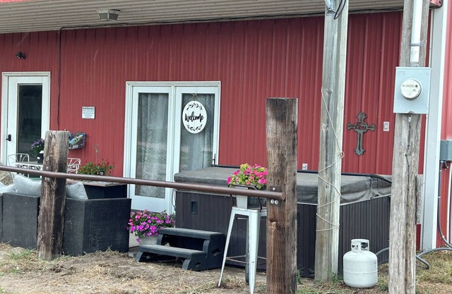 Rustic River Retreat. River access Nature,Highland cows, horses, trails hot tub