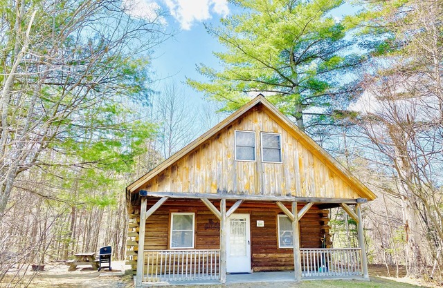 Rustic riverfront cabin- 15 minutes from the Cog Railway and Crawford Notch.