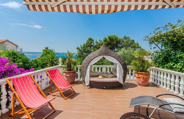 Rustical Villa Verde with large pool and a sea view