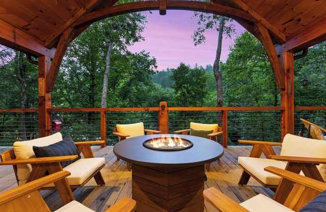 Sacred Creek Retreat - On-site Fishing & Hiking | Creekside Firepit | Sauna | Hot Tub | Arcade | Theater Room