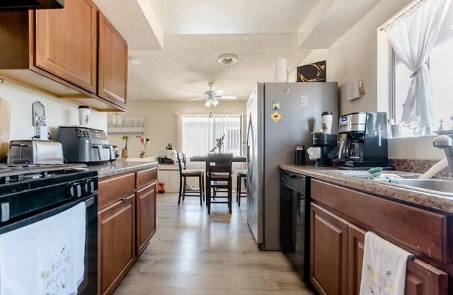 Safe and affordable . Lovely room Apartment -rooms category, Fullerton