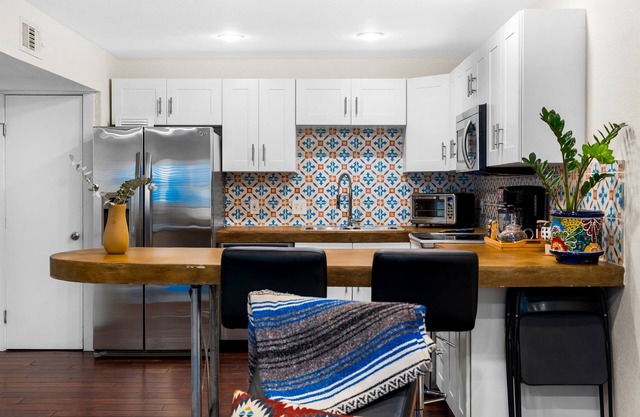 Safe & Quiet Oasis in DT ~Perfect Location~