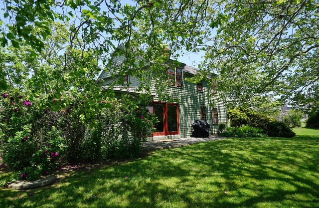 Sakonnet Point water view home with 8 minute walk to idyllic private beach