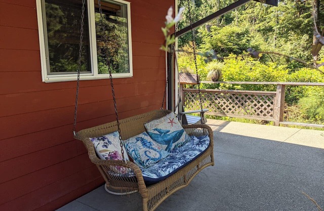 Salal Forest - 2 bedroom cabin in the forest