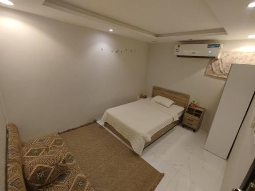 Salam Apartments 6 Small room with private entrance on the street C-6