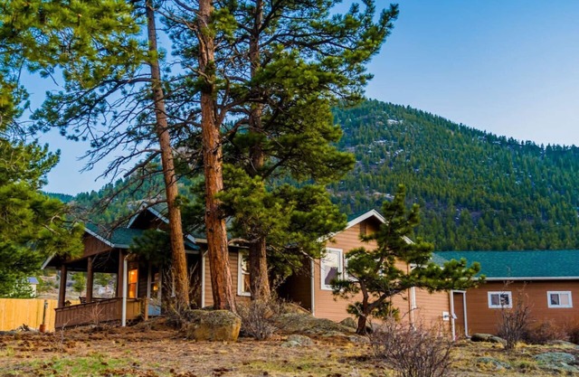 SALE! Hot Tub * King Bed * EV Charger * Wood Stove