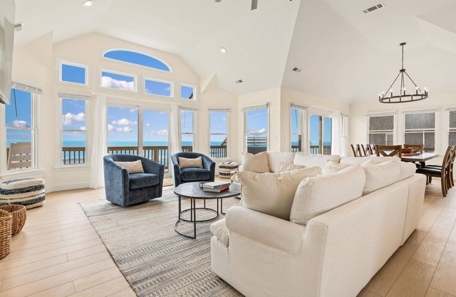 SALE! Oceanfront HGTV Dream Home! Hot Tub, Pool table, Game Room, Ocean Views!