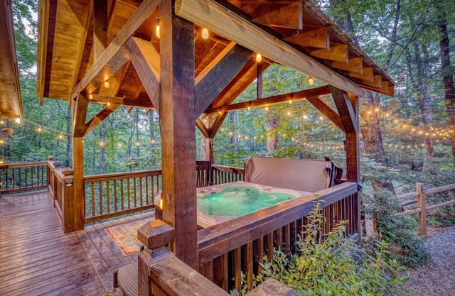 ❤ SALE ❤ Private Couples Nature Retreat, Fire Pit, Hot Tub, Screened Porch Swing