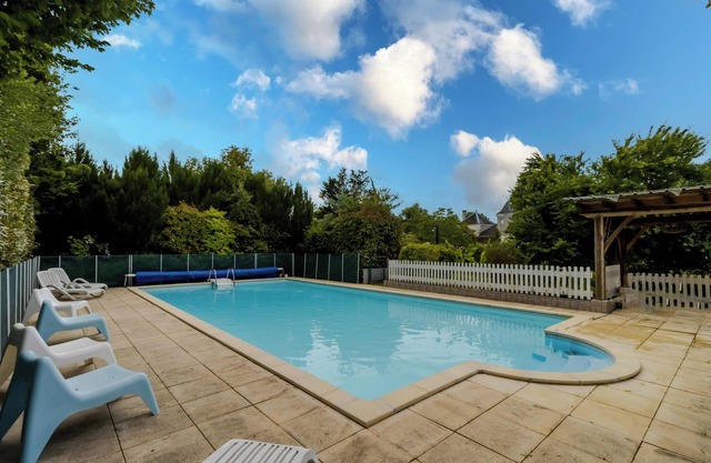 Salle de Musique – Holiday Home with Hillside Views and Pool