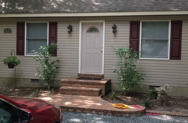 salt box home with 3 bedrooms, 2 baths, pet friendly, No Smoking Home