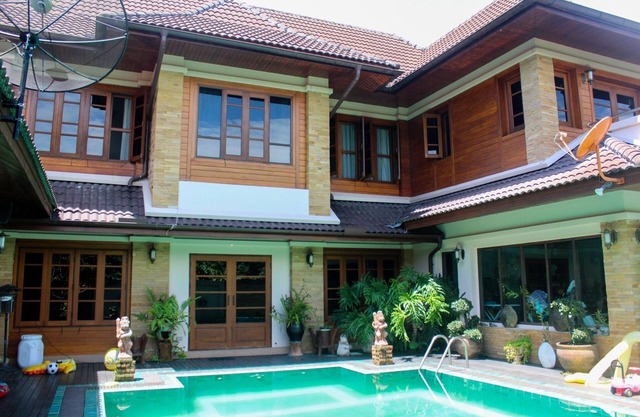 Salted pool luxury country villa near Bosang & Hot Springs with airport services