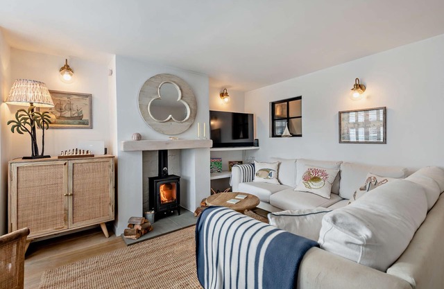 Saltwater Stunning Holiday House Milford on Sea Sleeps 6
