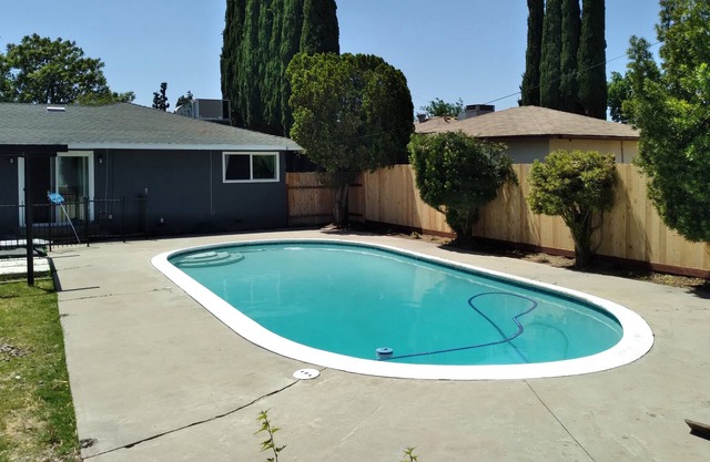 Sambanni Inn "Cozy" large pool and back yard relaxing quite home.