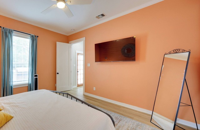 San Antonio Home 2 Mi to Dtwn, Swim Spa!