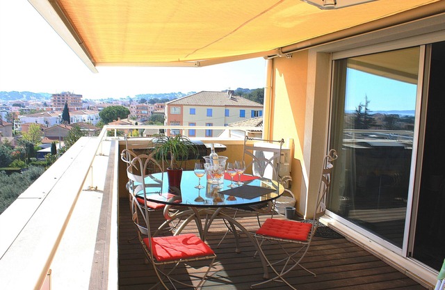 SANARY SUPERB APARTMENT SEA VIEW LARGE TERRACE PARKING OR GARAGE