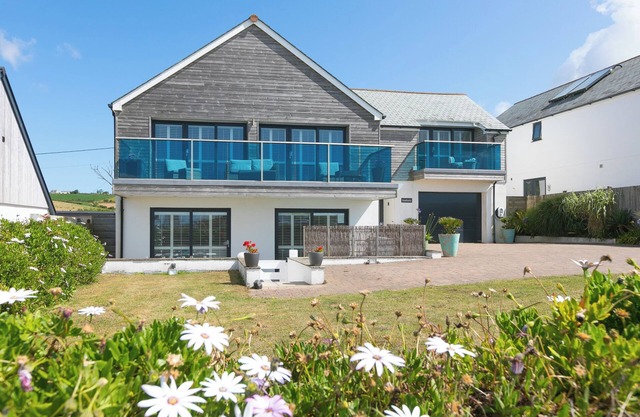 SANDBANKS, pet friendly, luxury holiday cottage in Praa Sands