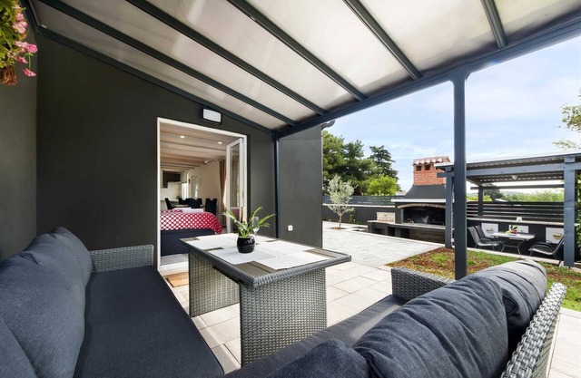 SANDI Holiday House