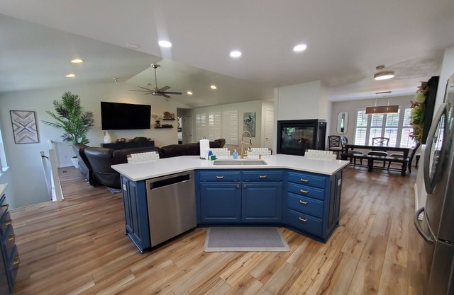Sandman's-Private Lakefront-Very Nice Home; Beautiful Yard; Playground for Kids