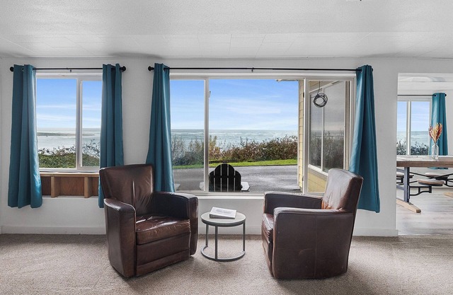 Sandpiper~ Water front on the Netarts Bay ~ unobstructed views. Sleeps 6