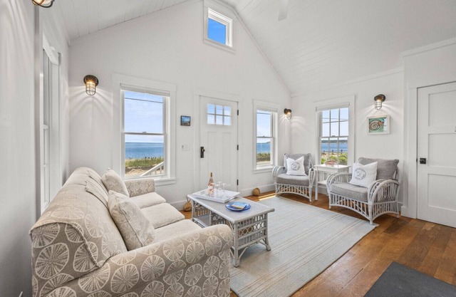 Sandy beach cottage on Wellfleet Bay