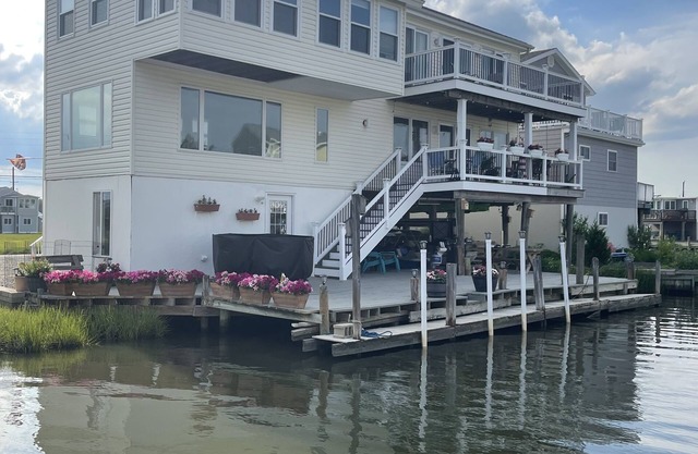 SANDY FEET RETREAT-Waterfront home - 5 mins to LBI