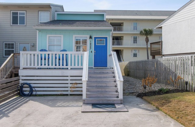 Sandy Paws-Cute 1 bedroom, 1 block from the beach! Sleeps 4. Pup friendly!
