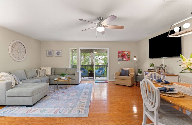 Sandy Tails - 5 bedrooms/2 min to beach!