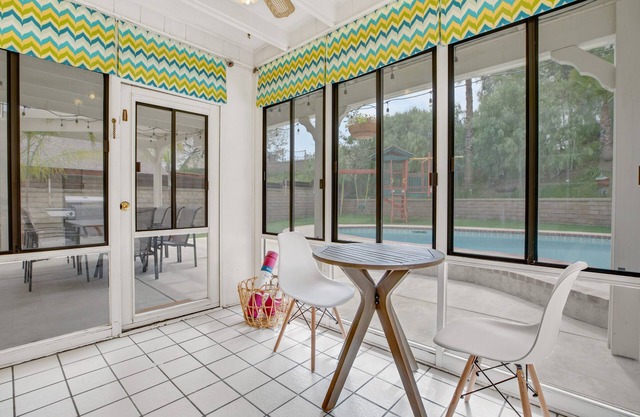 Santa Clarita Family Home - New Furniture - POOL/SPA/PLAYGROUND