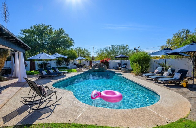 Santa Fe Modern in the Center of Scottsdale w/private heated pool