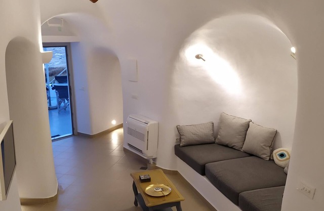 Santorini Cave Suite