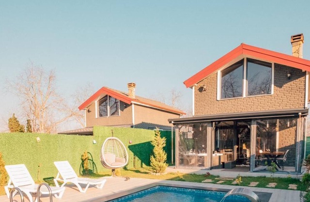 Sapanca Yanık da 1+1 Isıtma Havuzlu-Jakuzili-Şömineli- 4 Kişilik Bungalov