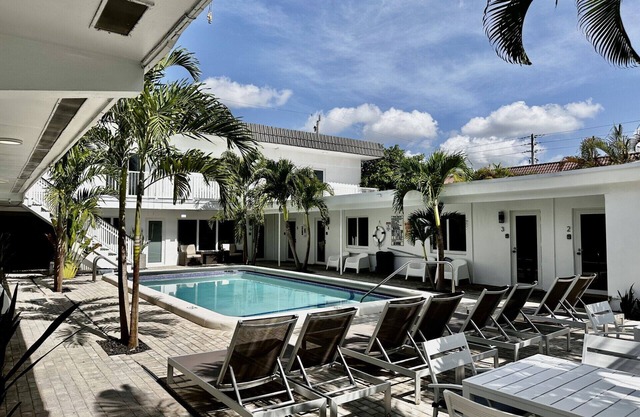 Sapphire by the Sea - Unit 7 - Queen Studio, heated pool, walk to the , Sleeps 2