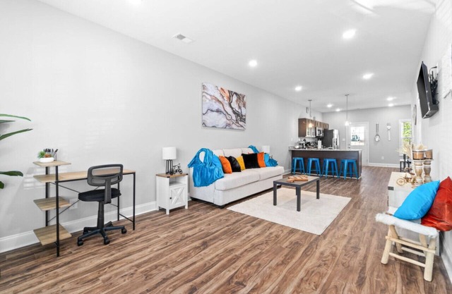 Sapphire Oasis: A Luxurious Townhouse Retreat near Nashville & Ft Campbell