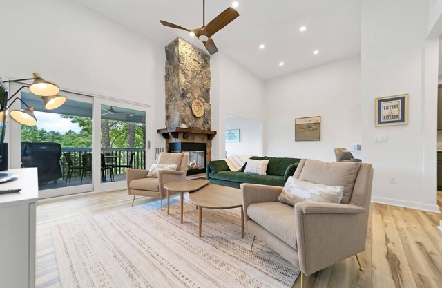 Sapphire Retreat - freshly renovated with mountain views!