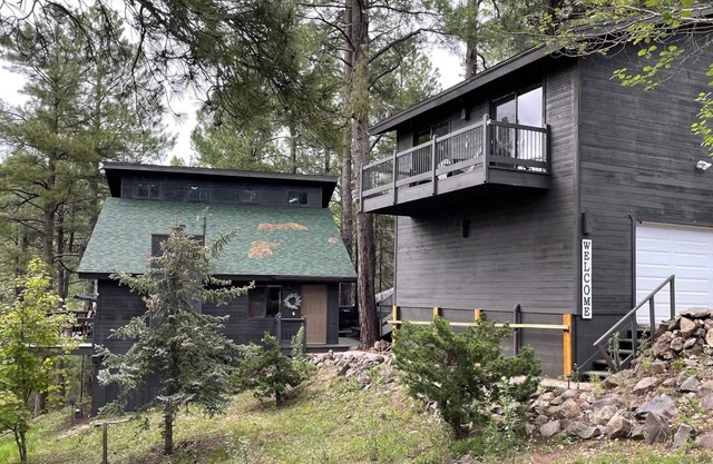 Sarah's Sanctuary Mountain Pines - 4 Gorgeous Deck Views of the Forest. HOT TUB!