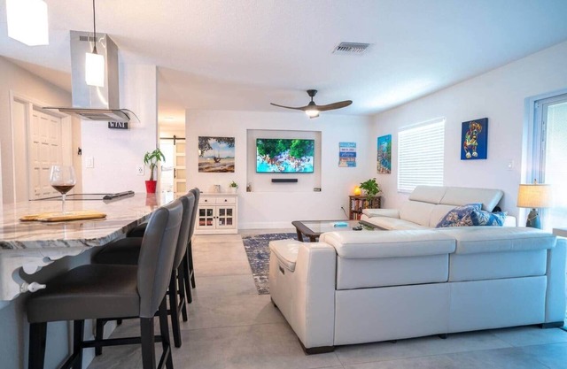 Sarasota House Modern King Size Beds + Fenced Yard