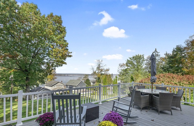 Saratoga Lake House with Sensational Views