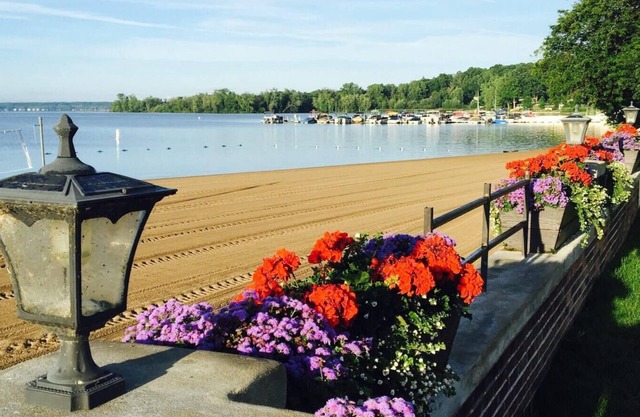 Saratoga Palace on the Lake