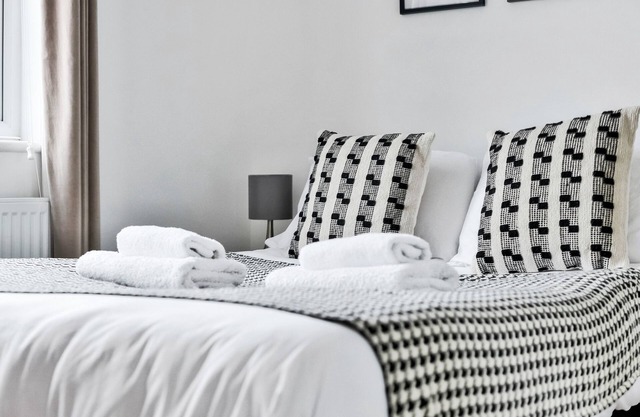 Saxon House, Modern 2 bed, 2 bath, free parking