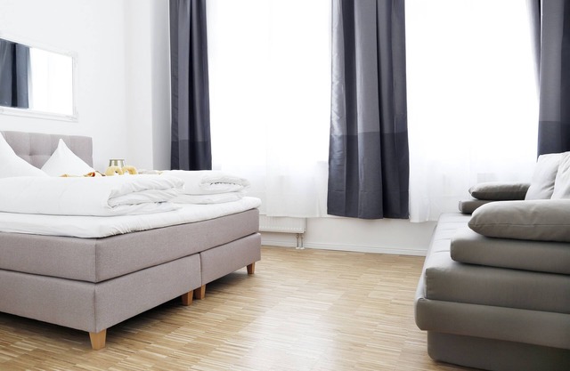 SC 4 box spring beds + 4 bedrooms + 2 bathrooms + 110 sqm + balcony + elevator