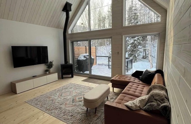 Scandinavian chalet in the alpine village of Mont Édouard-Magnificent new construction