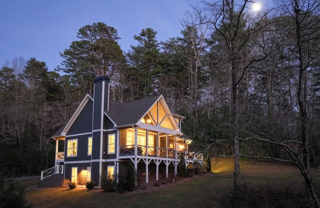 Scenic 4BR 2BA Lake Burton Home