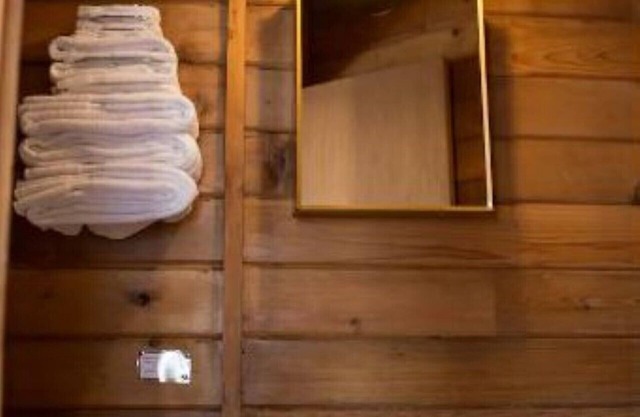 Scenic Bay Motel room 1