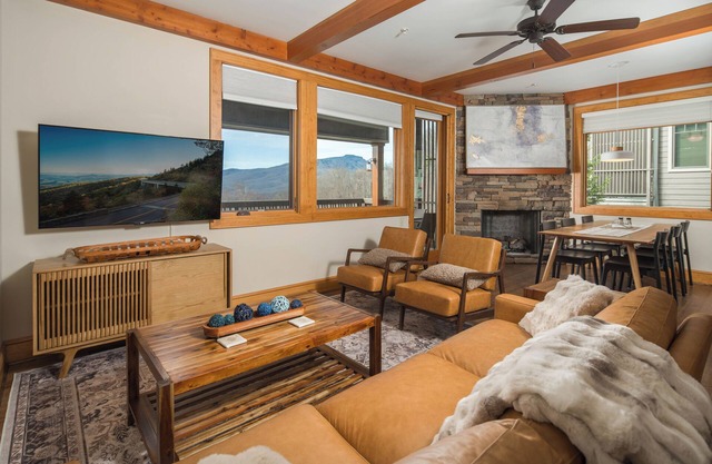 Scenic condo, Mountain Views, private deck in Echota Resort with Pool