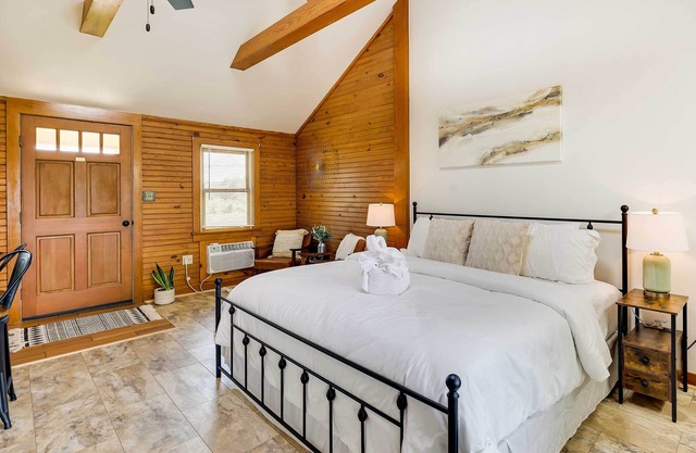 Scenic Eureka Springs Cabin Rental w/Balcony!