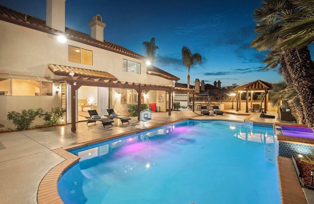 Scenic Luxury Oasis: Views, Pool, Spa, Game & Movie Rms